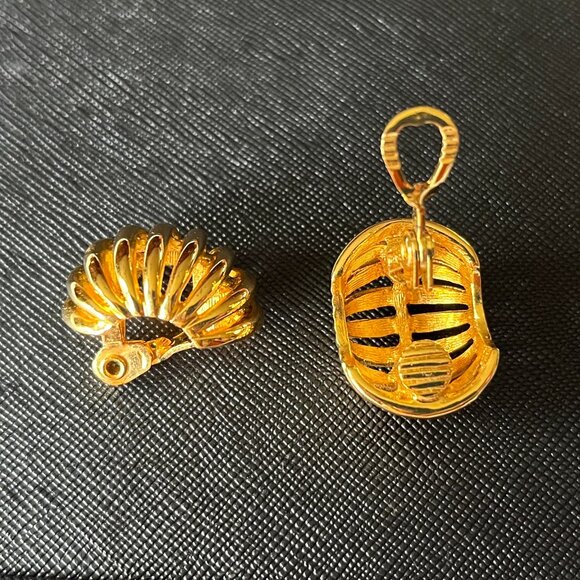 Vintage MONET Gold Tone Clip On Earrings - Picture 10 of 10